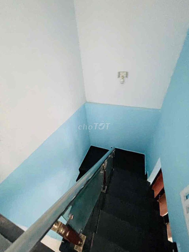 Rent a business cash house near the small market. 1 st. 1st floor. 2th bedroom.