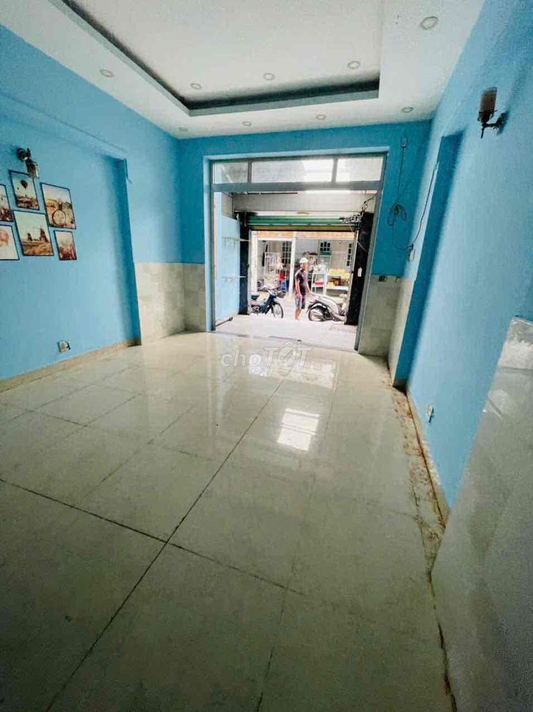 Rent a business cash house near the small market. 1 st. 1st floor. 2th bedroom.