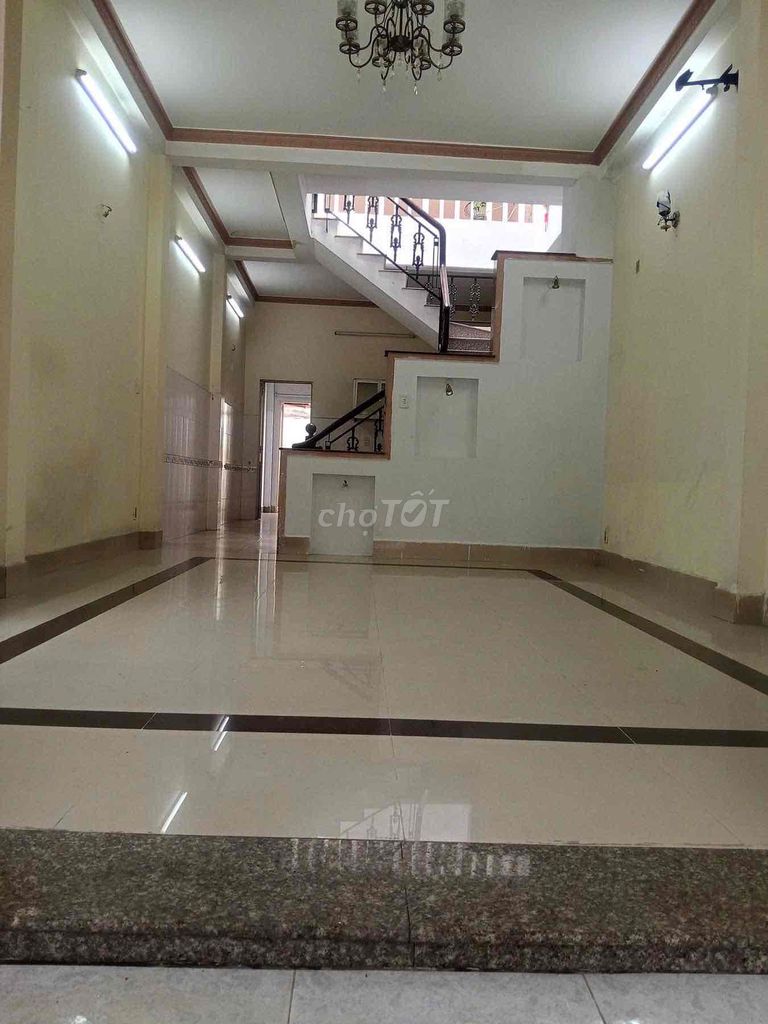 The original building is a 3-foot-thirty-three bedroom.