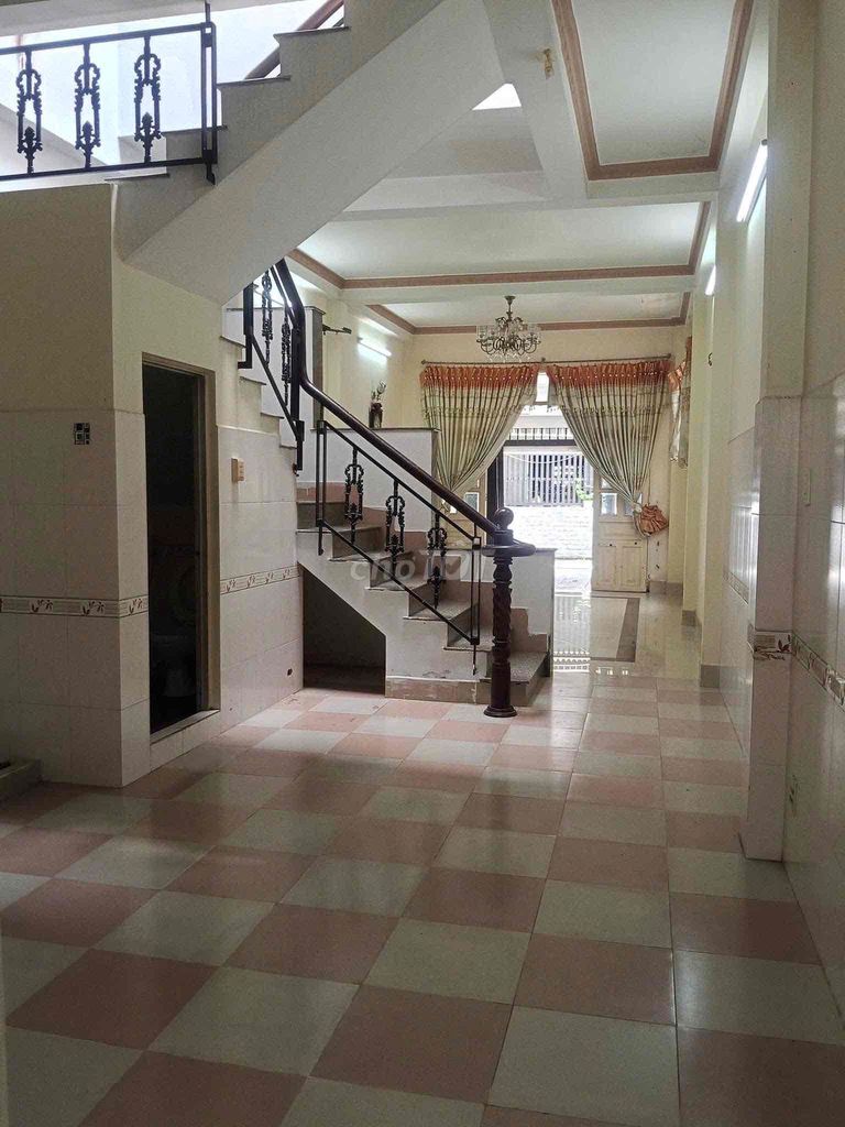The original building is a 3-foot-thirty-three bedroom.