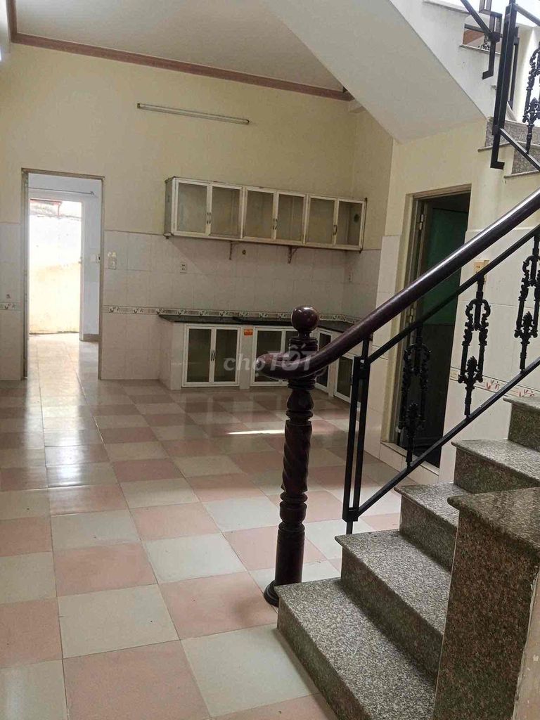 The original building is a 3-foot-thirty-three bedroom.