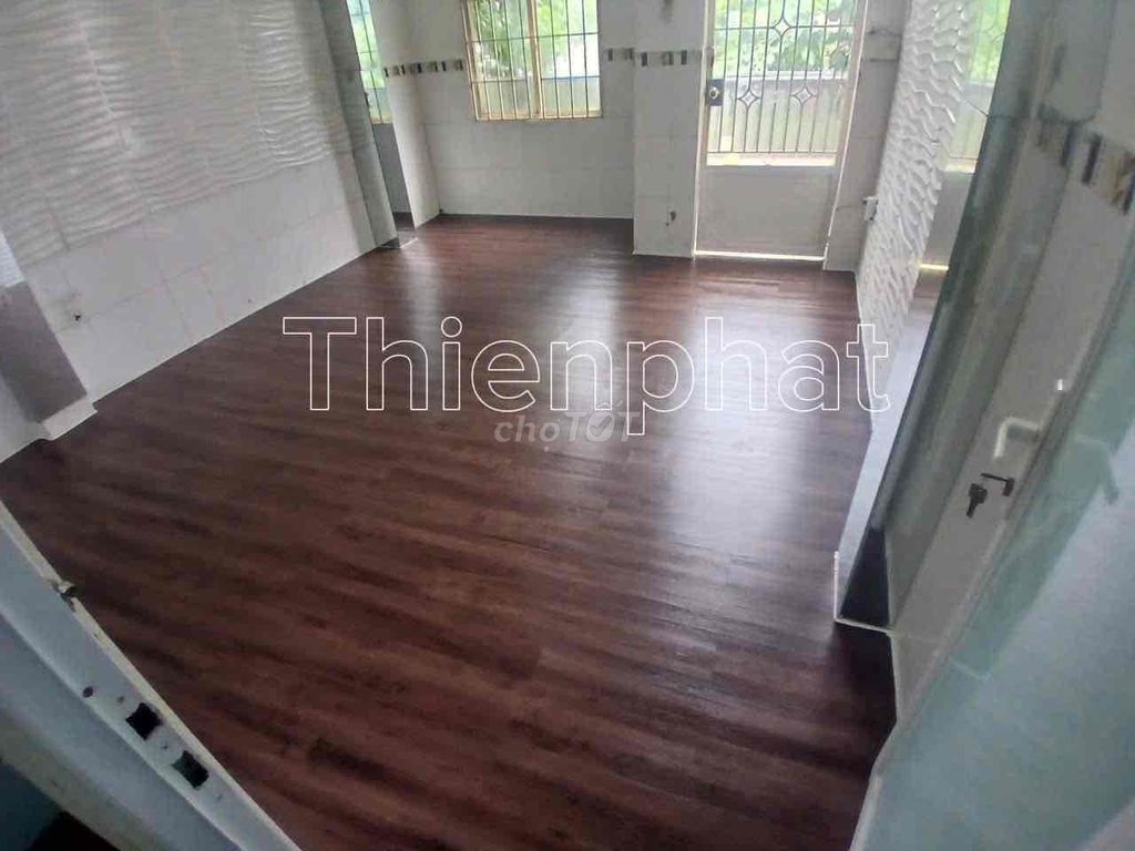 Four Bedrooms by the new American market in 7th.