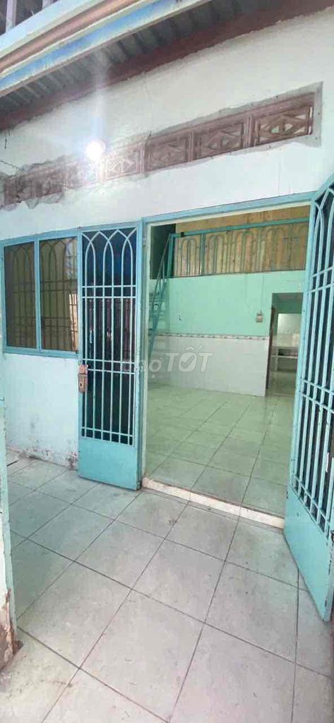 District 12 for rent: 4 x10, 4gm, 2 bedrooms. One toilet, pull the car to the door.
