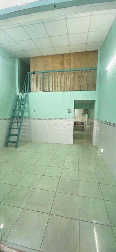 District 12 for rent: 4 x10, 4gm, 2 bedrooms. One toilet, pull the car to the door.