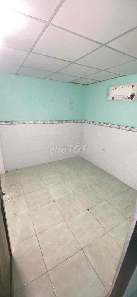 District 12 for rent: 4 x10, 4gm, 2 bedrooms. One toilet, pull the car to the door.