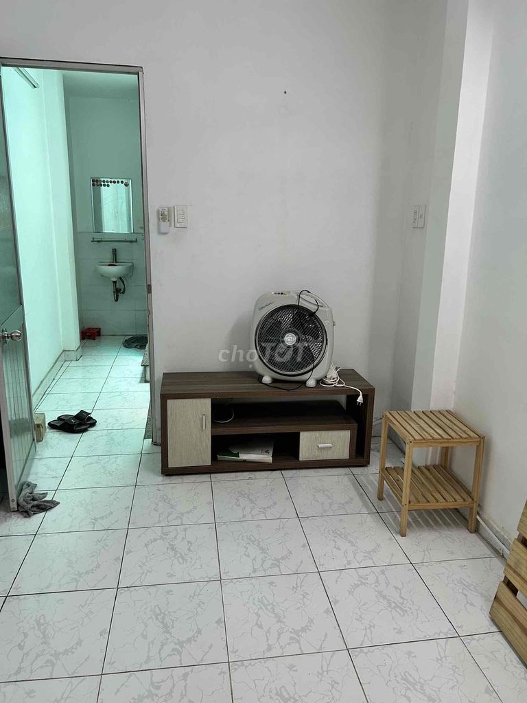 We need to rent the House of the House, the Parkway Road, two floors, three bedrooms, three furniture.