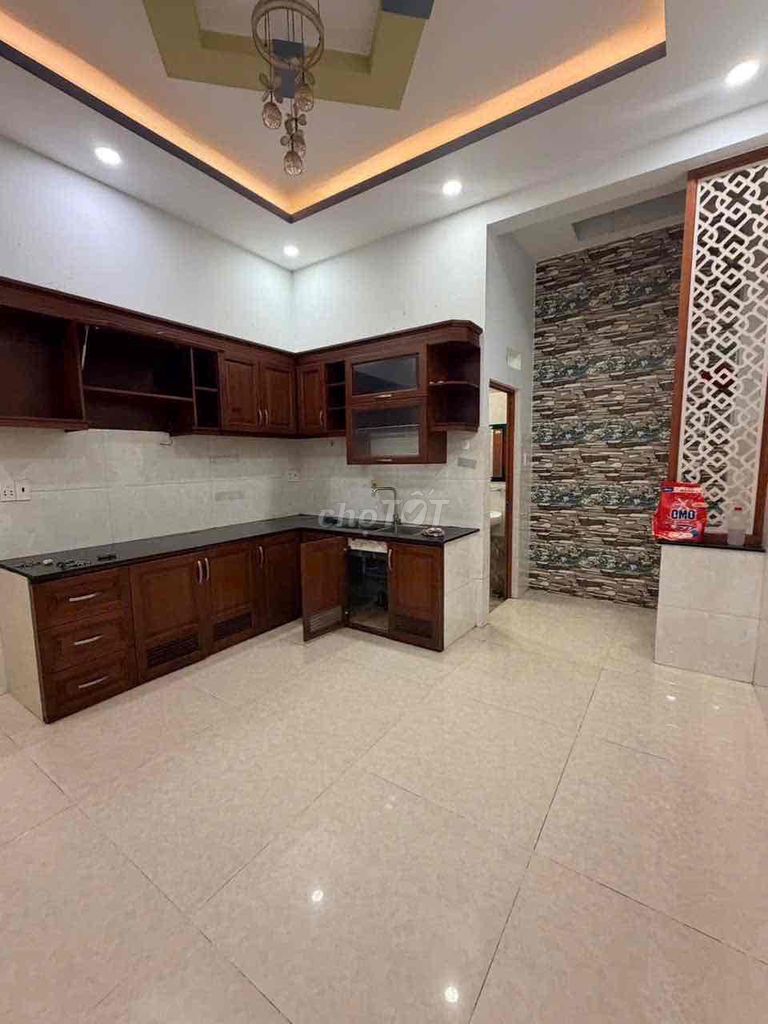 4 x 15 meters 3 floors 4 bedroom 4 toilets suitable to stay and do vpty