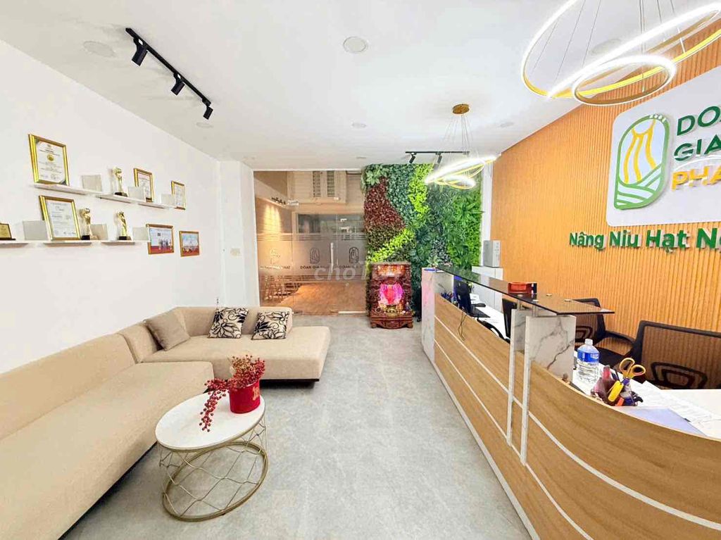 4th floor downtown 7th! 5 x 24! Right at the office spa!