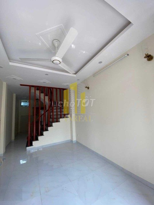 Rent a three-story street near the market measuring - 4 rooms for 20 million.