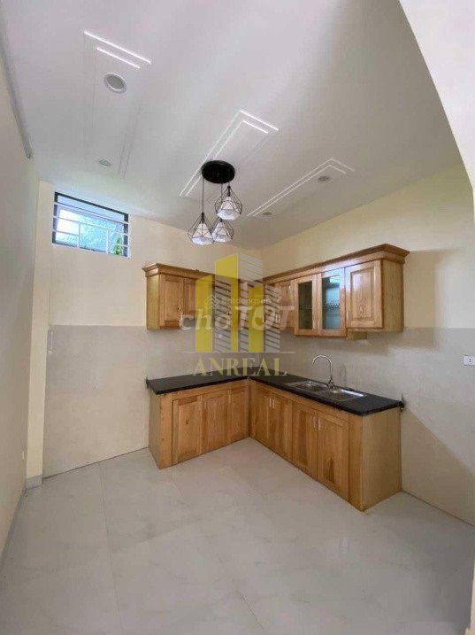 Rent a three-story street near the market measuring - 4 rooms for 20 million.
