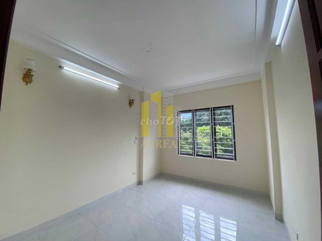 Rent a three-story street near the market measuring - 4 rooms for 20 million.