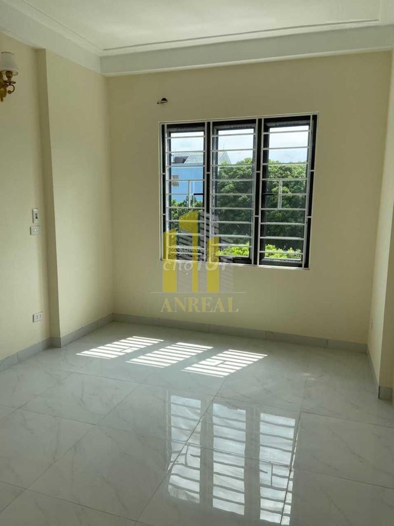 Rent a three-story street near the market measuring - 4 rooms for 20 million.