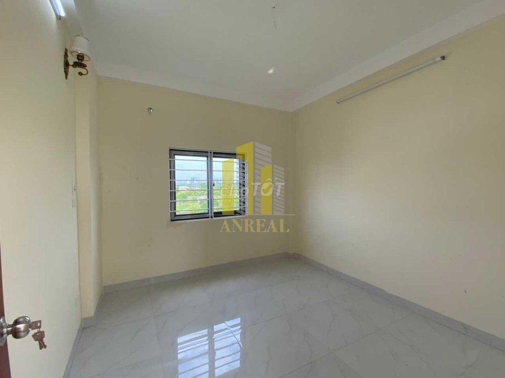 Rent a three-story street near the market measuring - 4 rooms for 20 million.