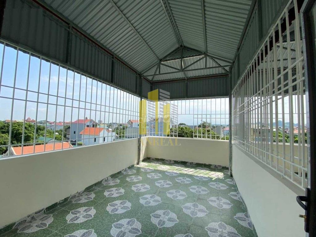 Rent a three-story street near the market measuring - 4 rooms for 20 million.