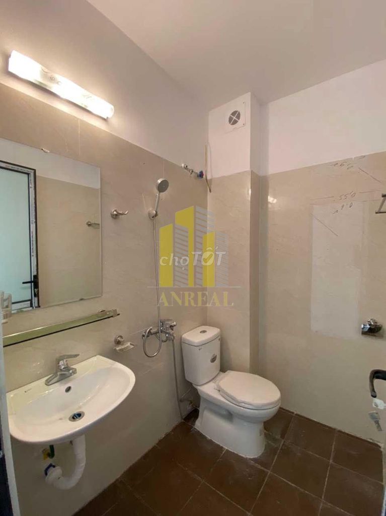 Rent a three-story street near the market measuring - 4 rooms for 20 million.