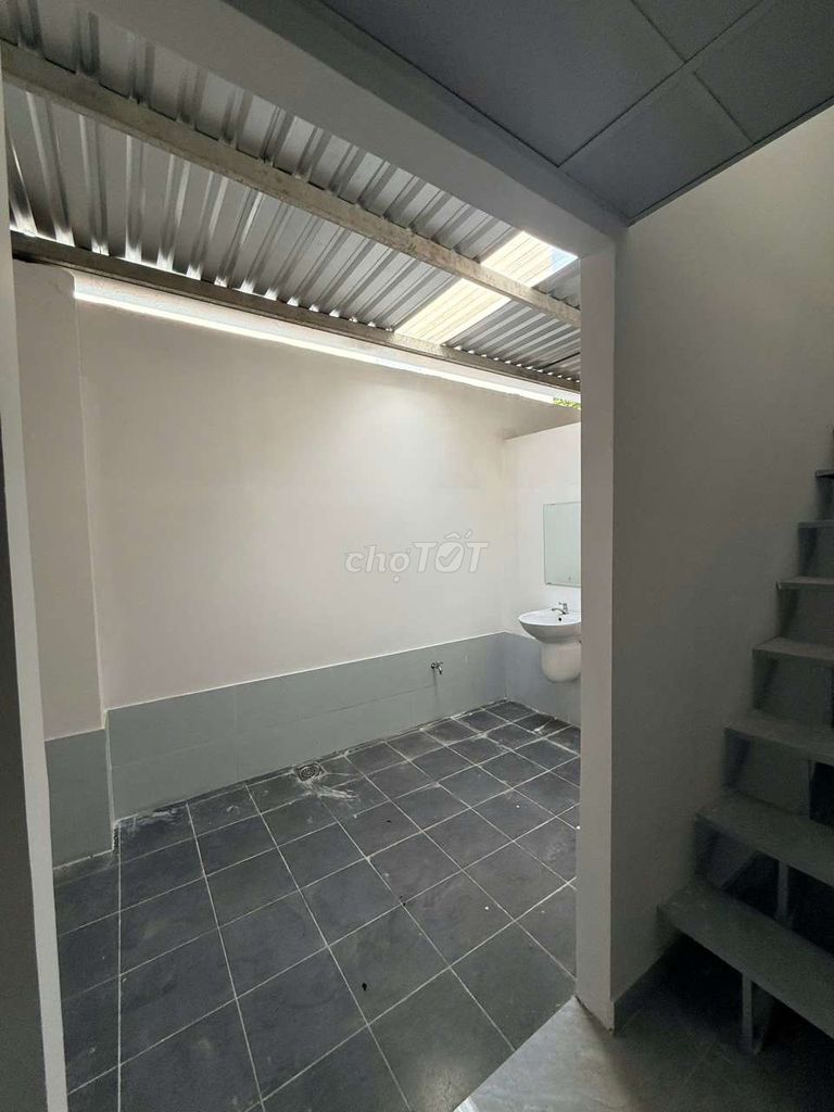 We need to rent a four-sided house. This is an area of 4.5 x20 new housing guards.