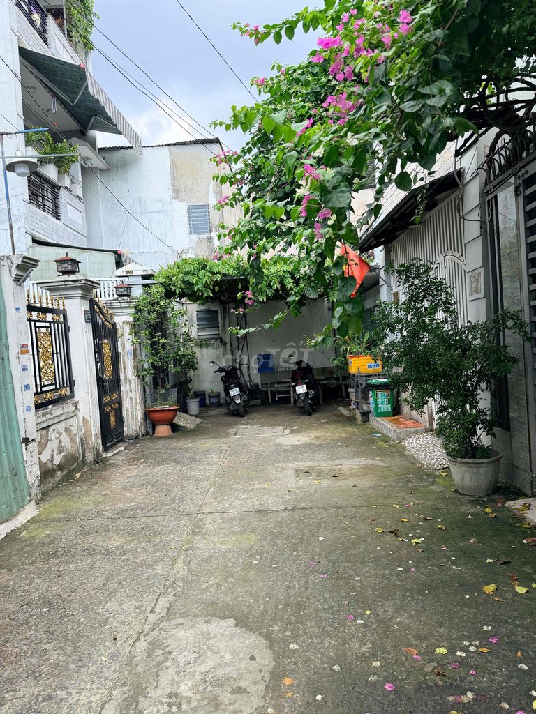 Rent the entire building 4 x 16 meters, 5 bedrooms, wide alley