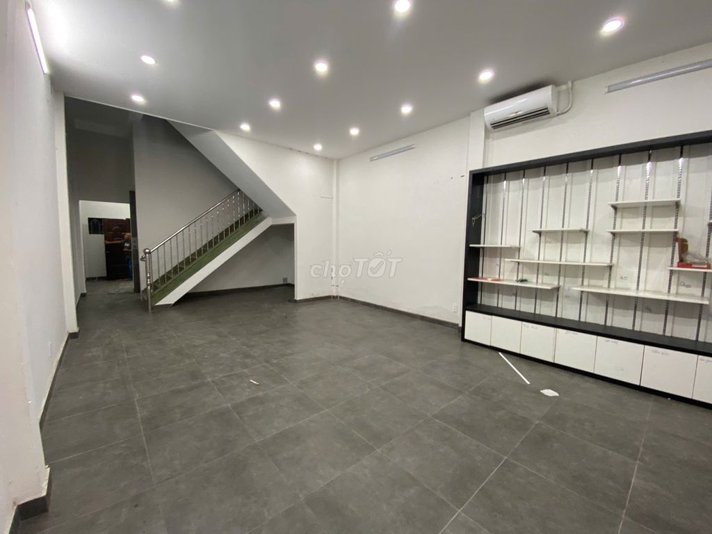 Bình Lợi front house. area: 5 x 20 meters. The roof floor is btct. Three bedrooms, two toilets.