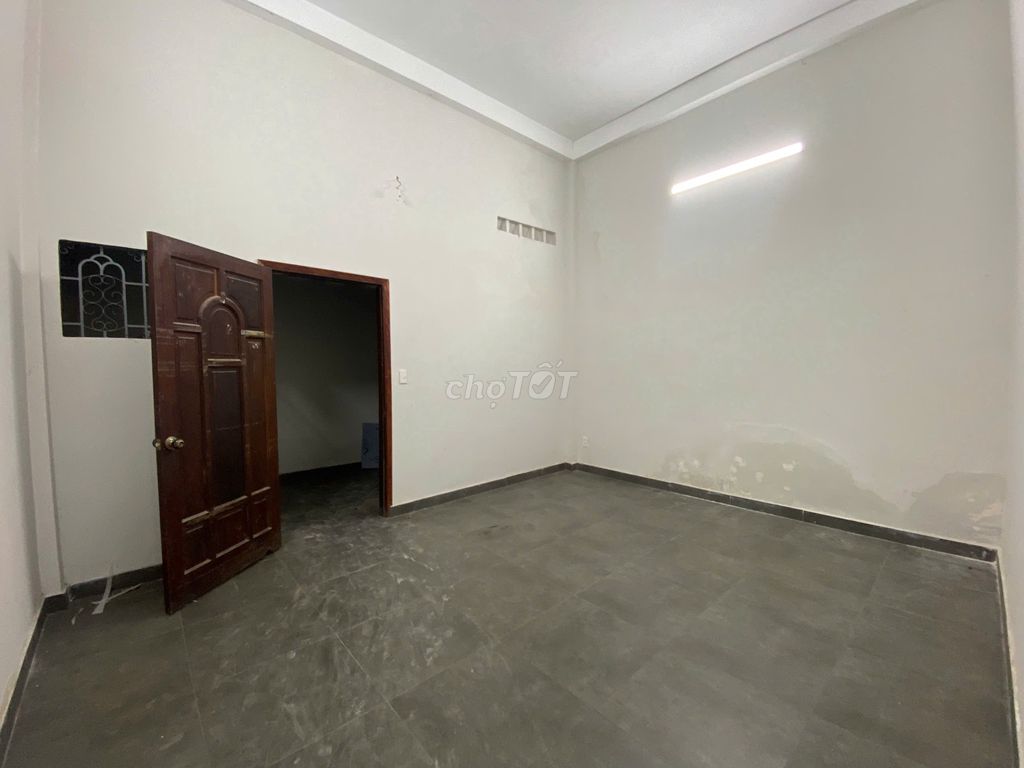 Bình Lợi front house. area: 5 x 20 meters. The roof floor is btct. Three bedrooms, two toilets.