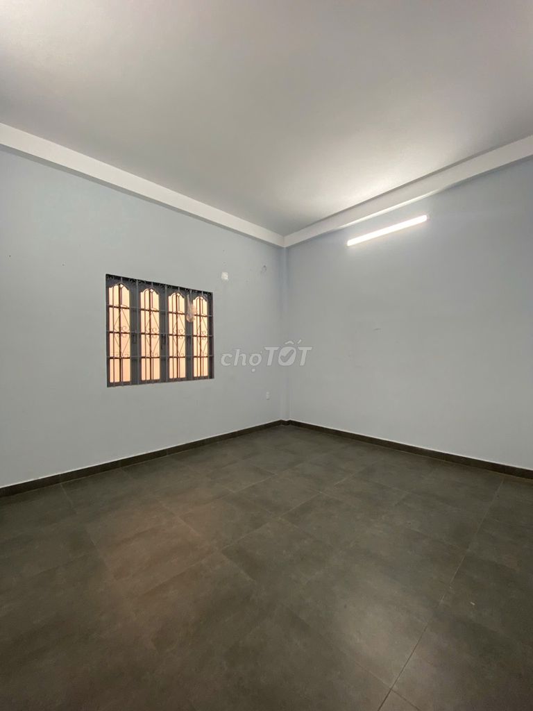 Bình Lợi front house. area: 5 x 20 meters. The roof floor is btct. Three bedrooms, two toilets.