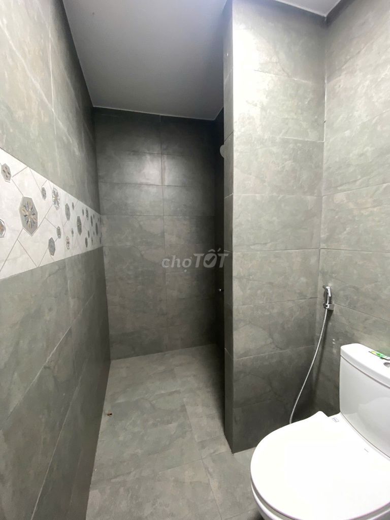Bình Lợi front house. area: 5 x 20 meters. The roof floor is btct. Three bedrooms, two toilets.