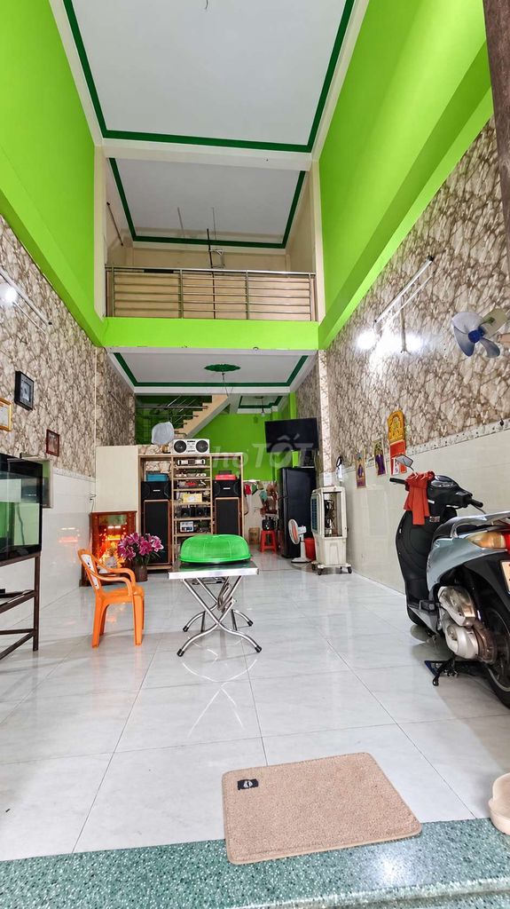 1st floor, 1st floor, 3rd floor, 2 bathrooms (418) in front of business