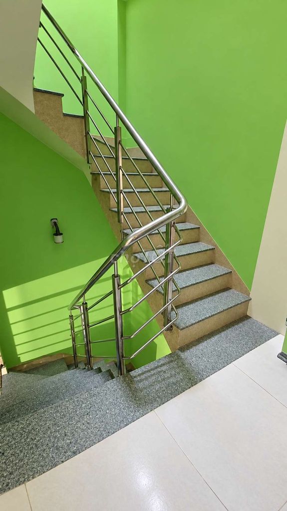 1st floor, 1st floor, 3rd floor, 2 bathrooms (418) in front of business
