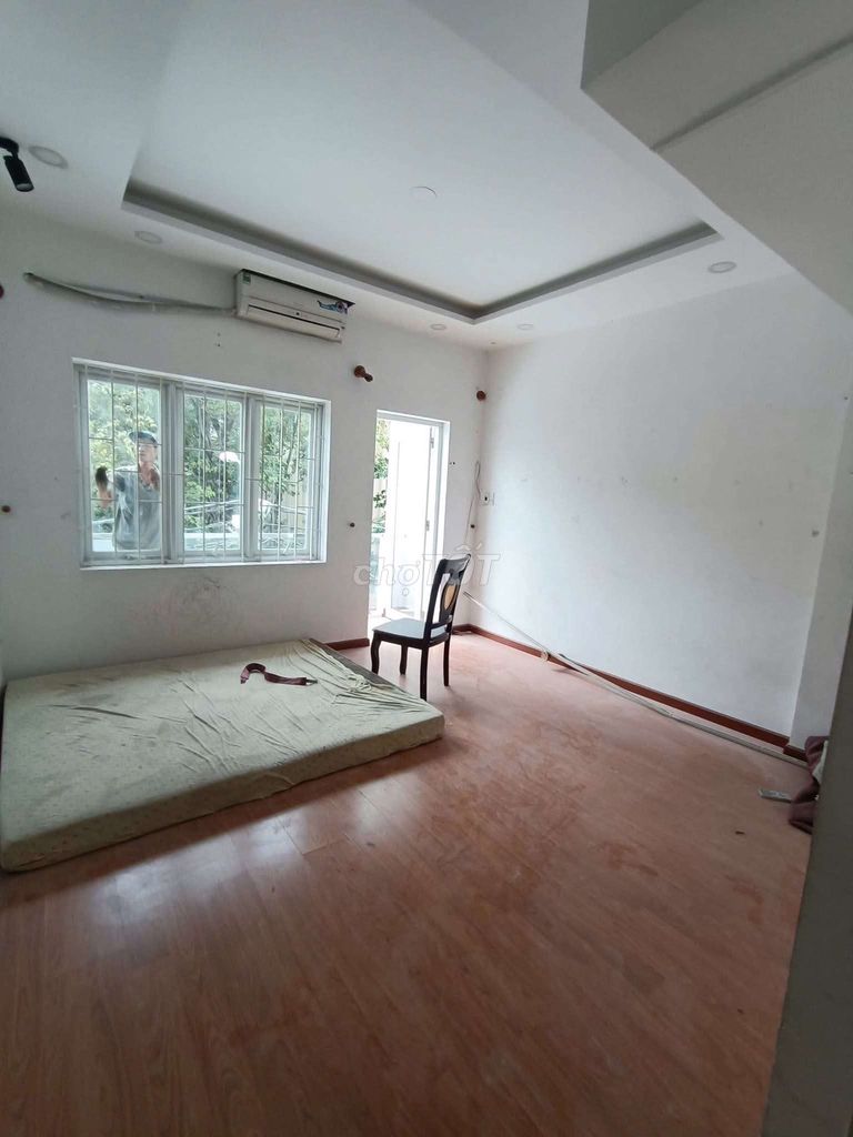 Let's rent out the original house.