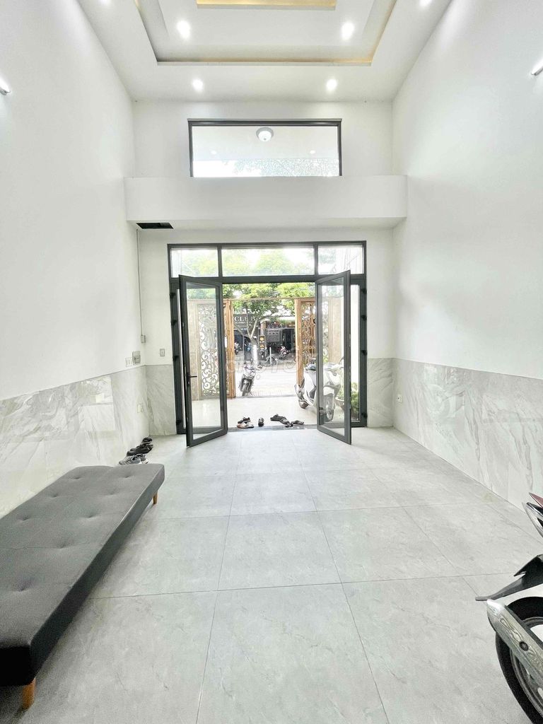 Medium Front • 100 m2 • area using 150 m2 • God’s fountain • Car yard