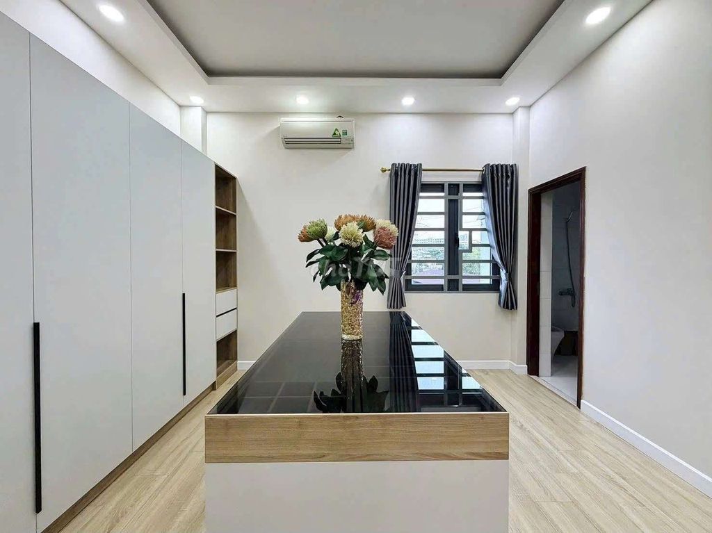8 bedrooms - 9 toilets, 5 floors and elevators