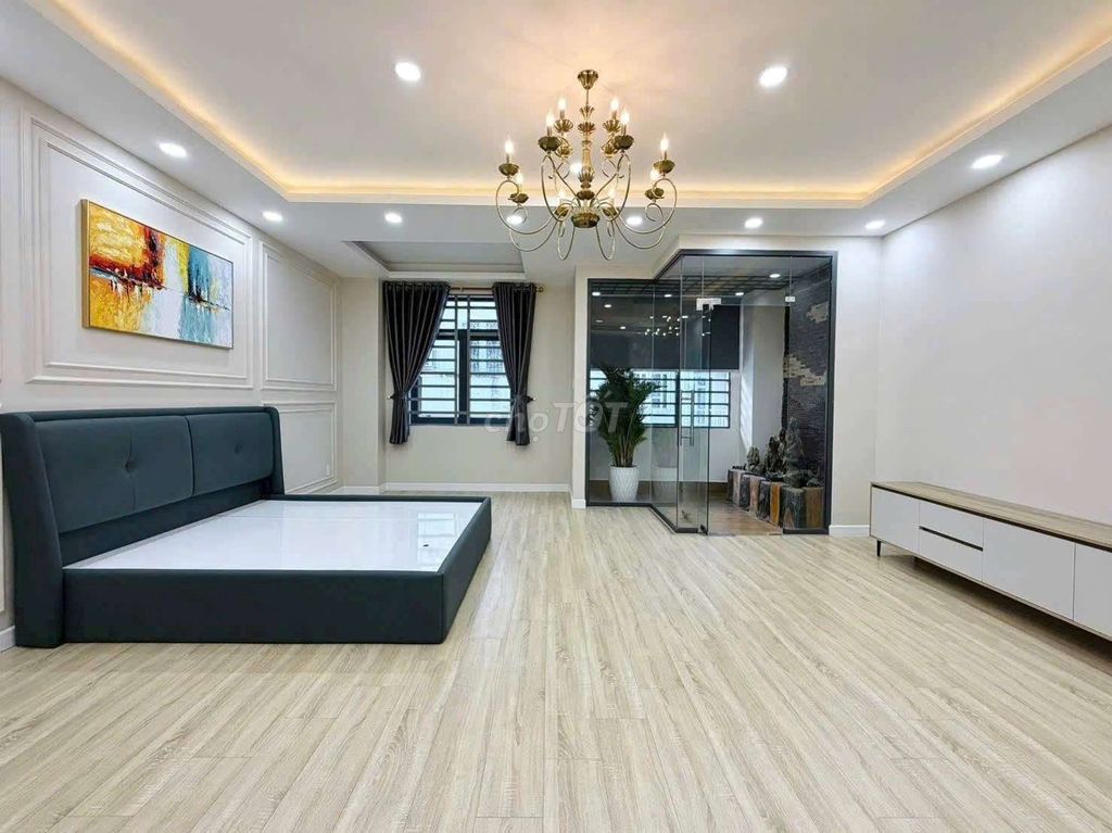 8 bedrooms - 9 toilets, 5 floors and elevators