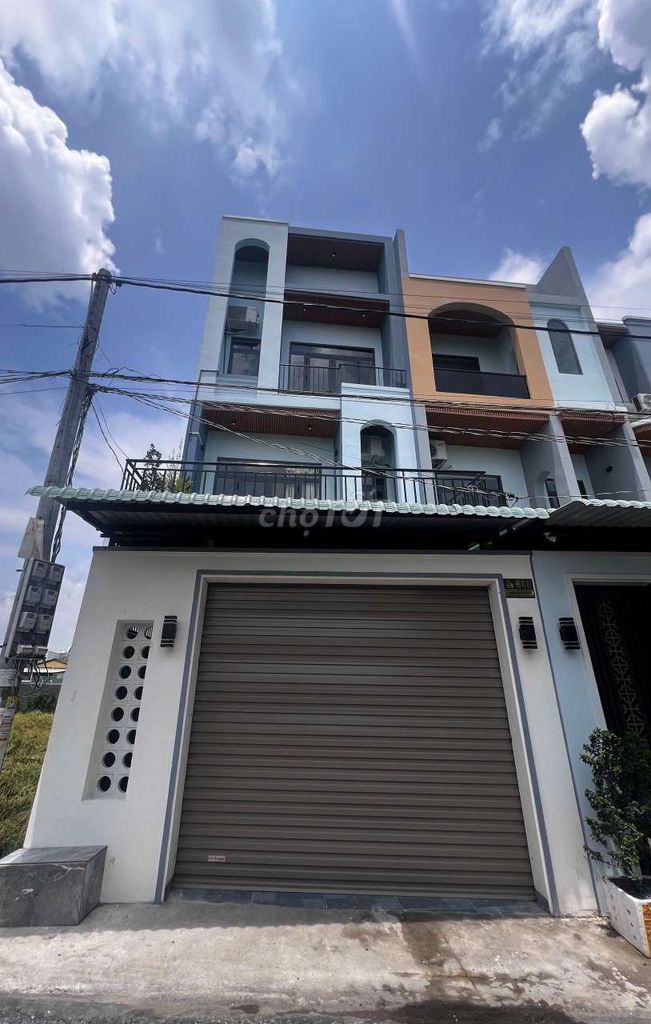 Rent a new home building full of furniture near Hưng Long Market