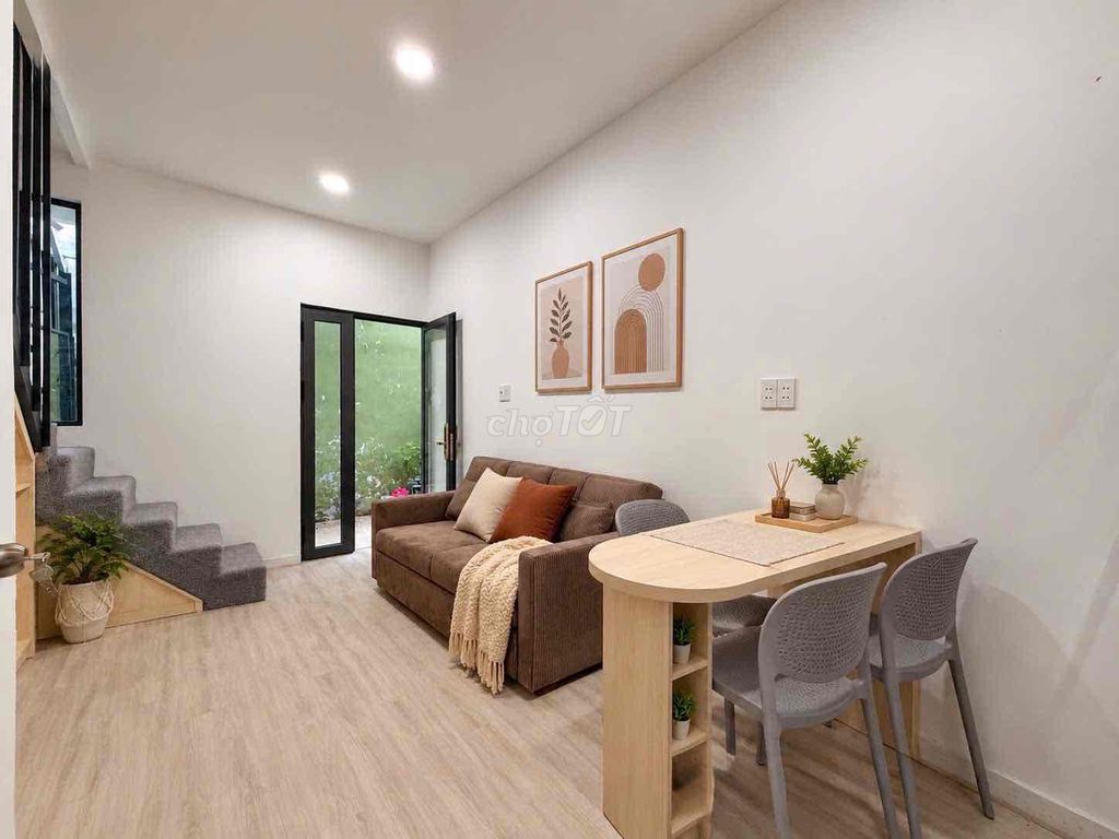 The base is 1 st. 1 st floor, Phan Xích Long.