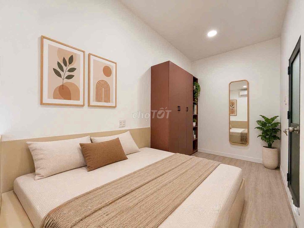 The base is 1 st. 1 st floor, Phan Xích Long.