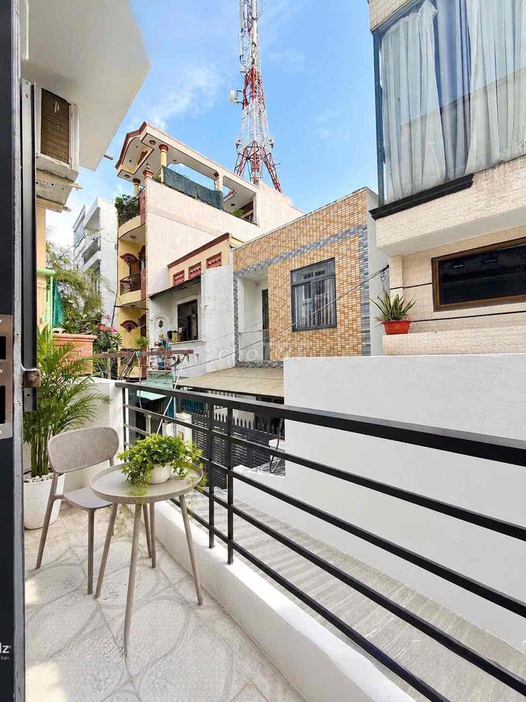 The base is 1 st. 1 st floor, Phan Xích Long.