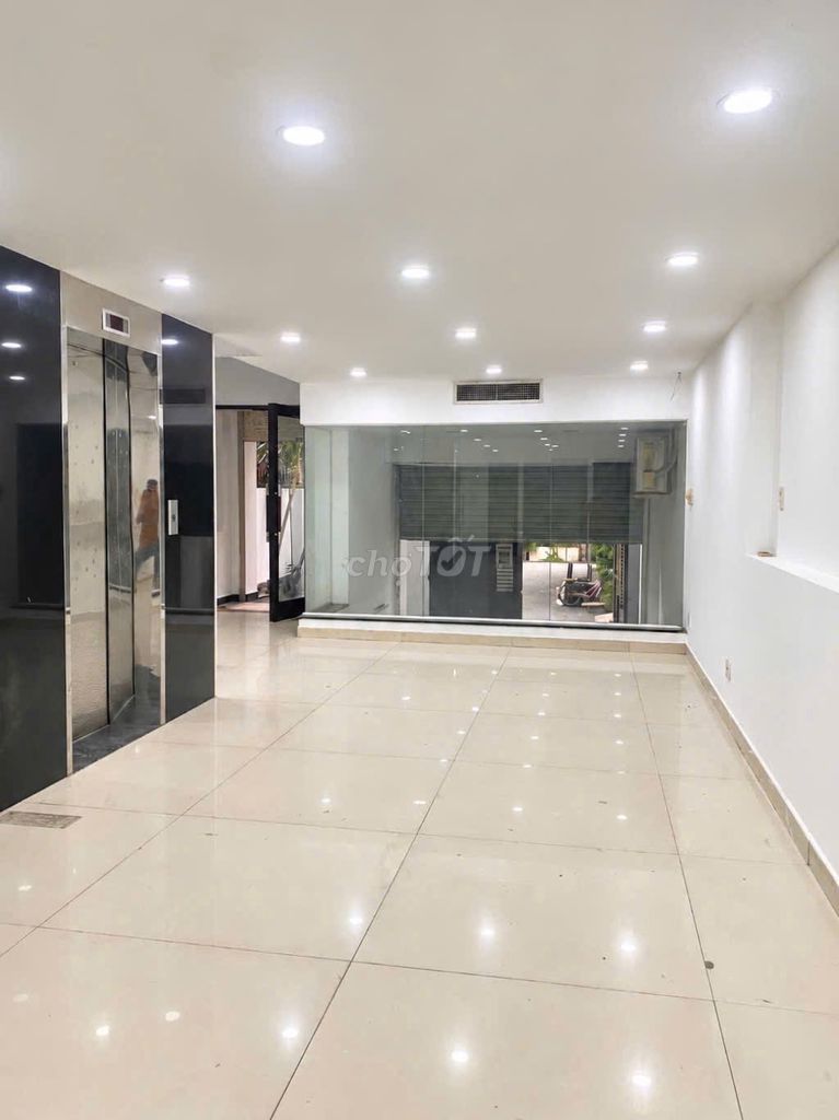 - The office building - Hồng Hà 6 x 20 meters near the airport