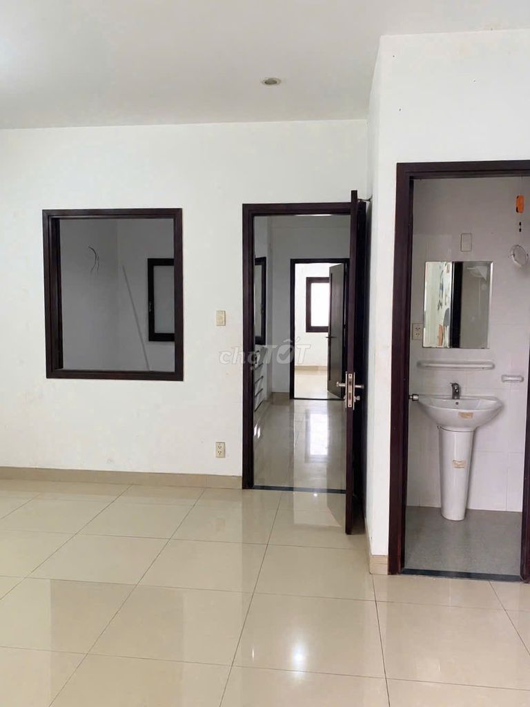 - The office building - Hồng Hà 6 x 20 meters near the airport