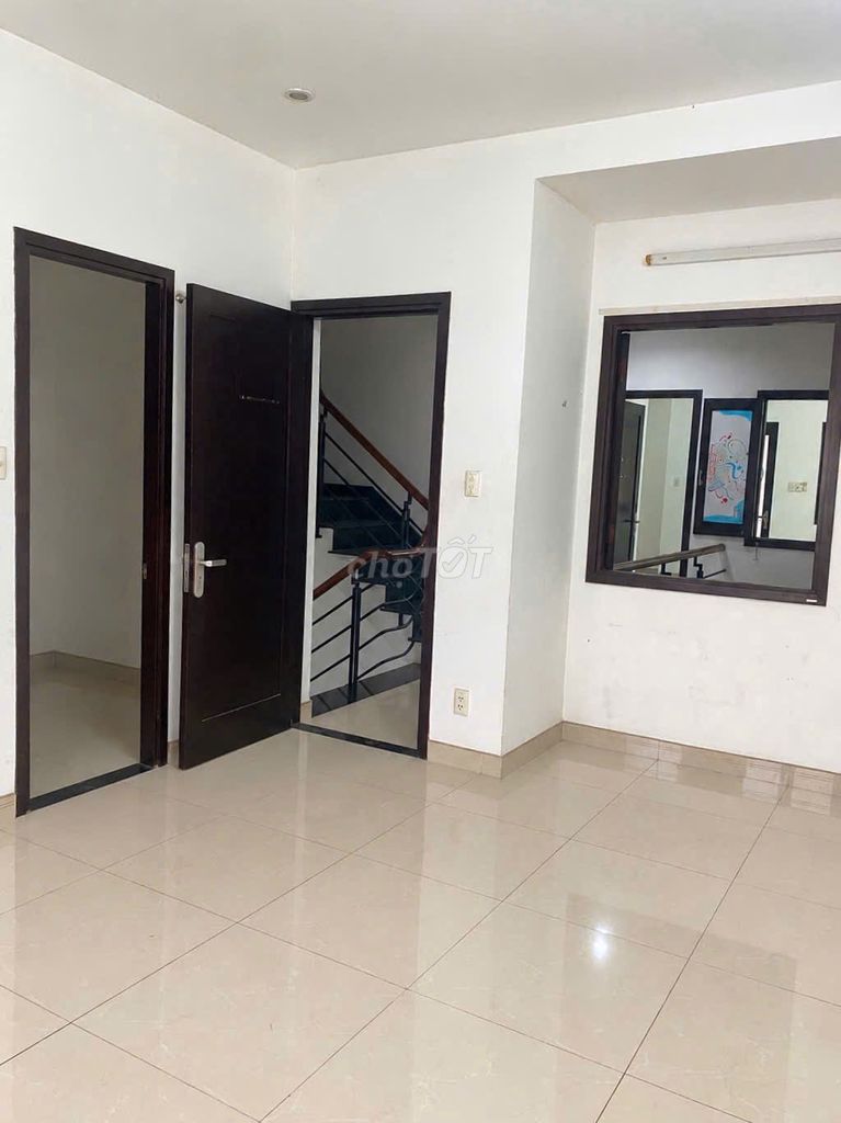 - The office building - Hồng Hà 6 x 20 meters near the airport