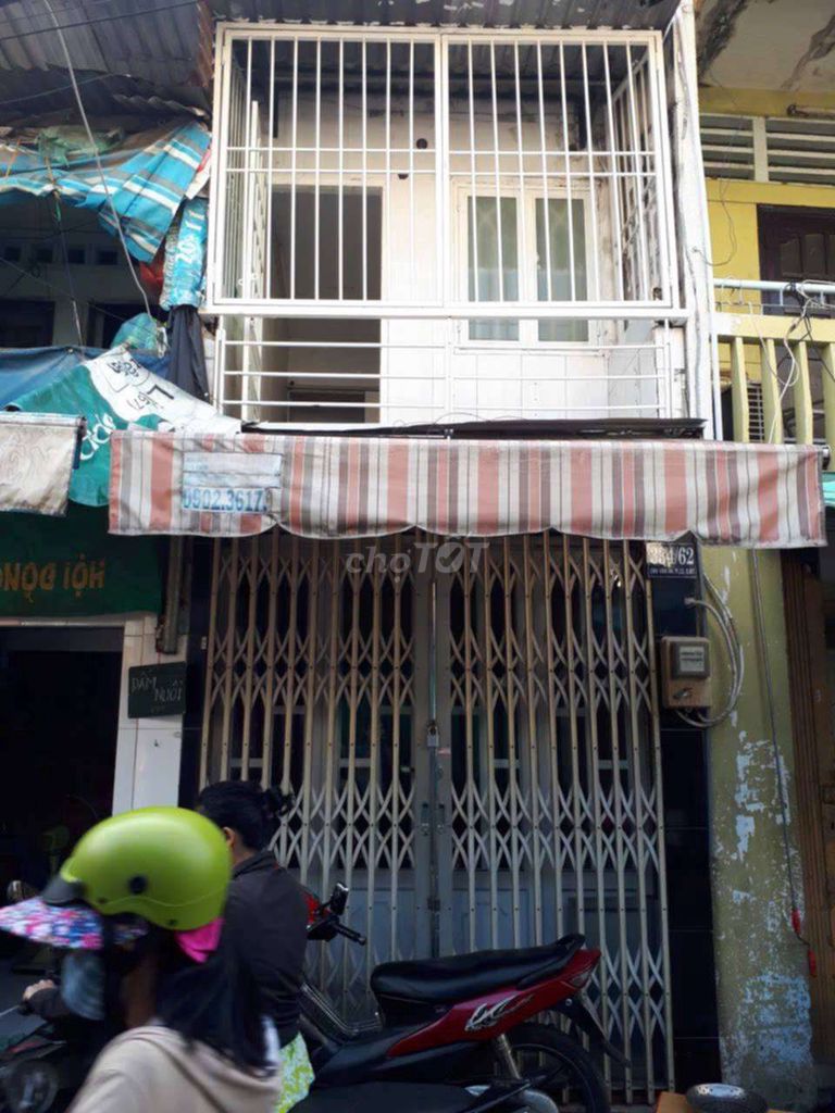 Rent the entire house, front door, dropper, alley, three bedrooms, two toilets.