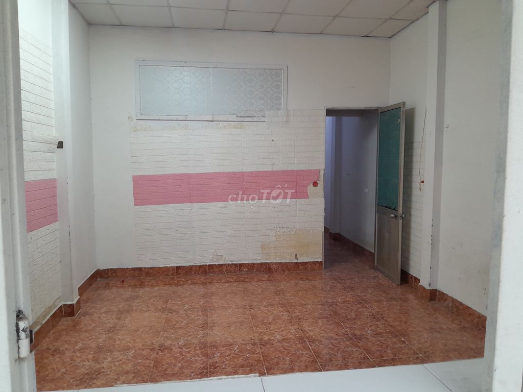 Rent the entire alleyway 9 meters wide.