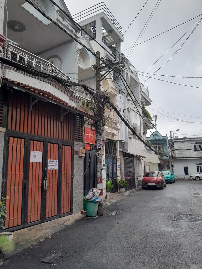 Rent the entire alleyway 9 meters wide.