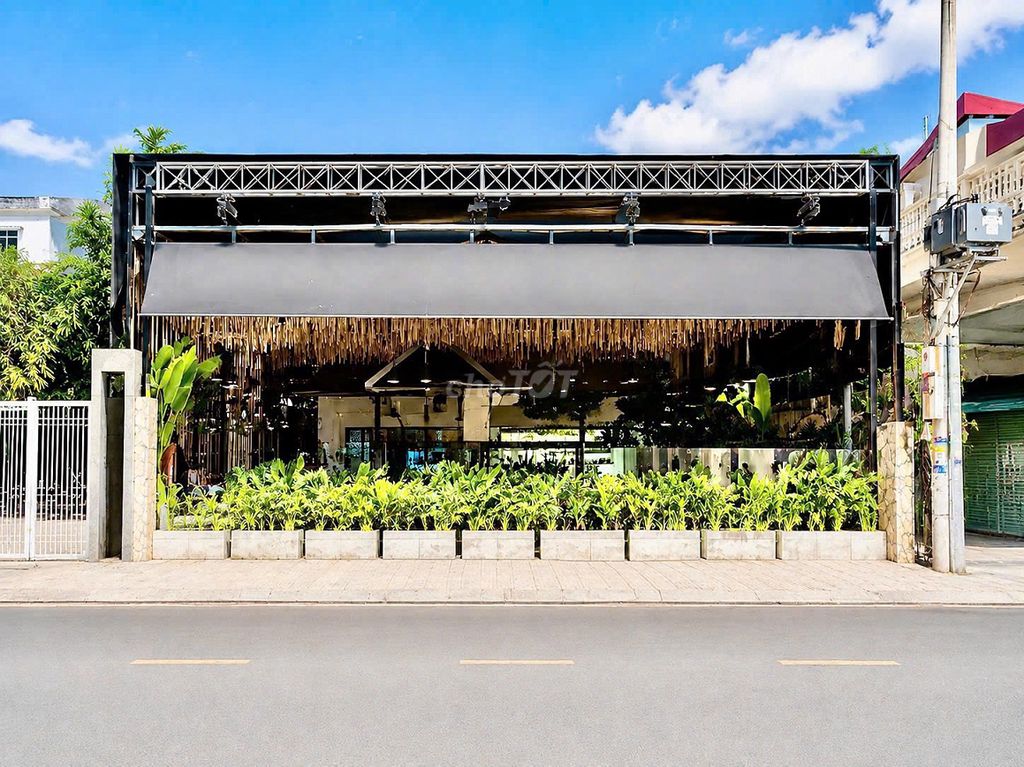 Rent 219 Nguyễn Trãi, District 1, area 18 x42 meters, ground floor, large surface