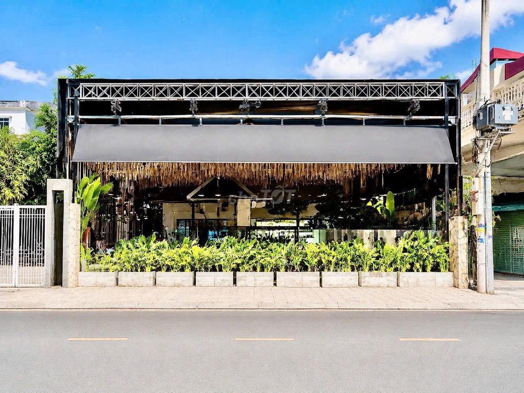 Rent 219 Nguyễn Trãi, District 1, area 18 x42 meters, ground floor, large surface