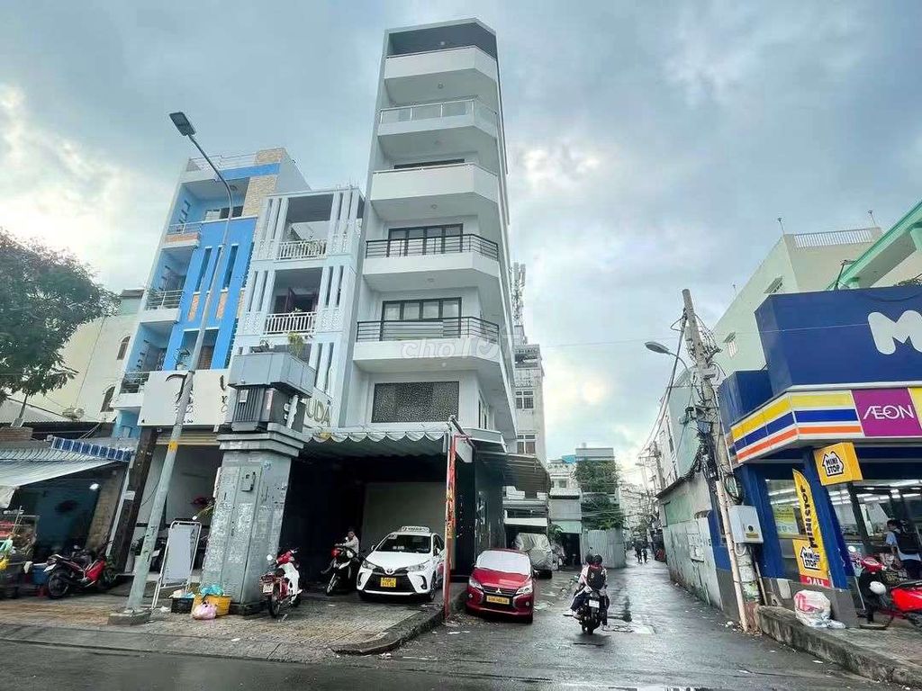 Rent a two-sided corner of Peking Street. Wide margin, three o'clock parking.