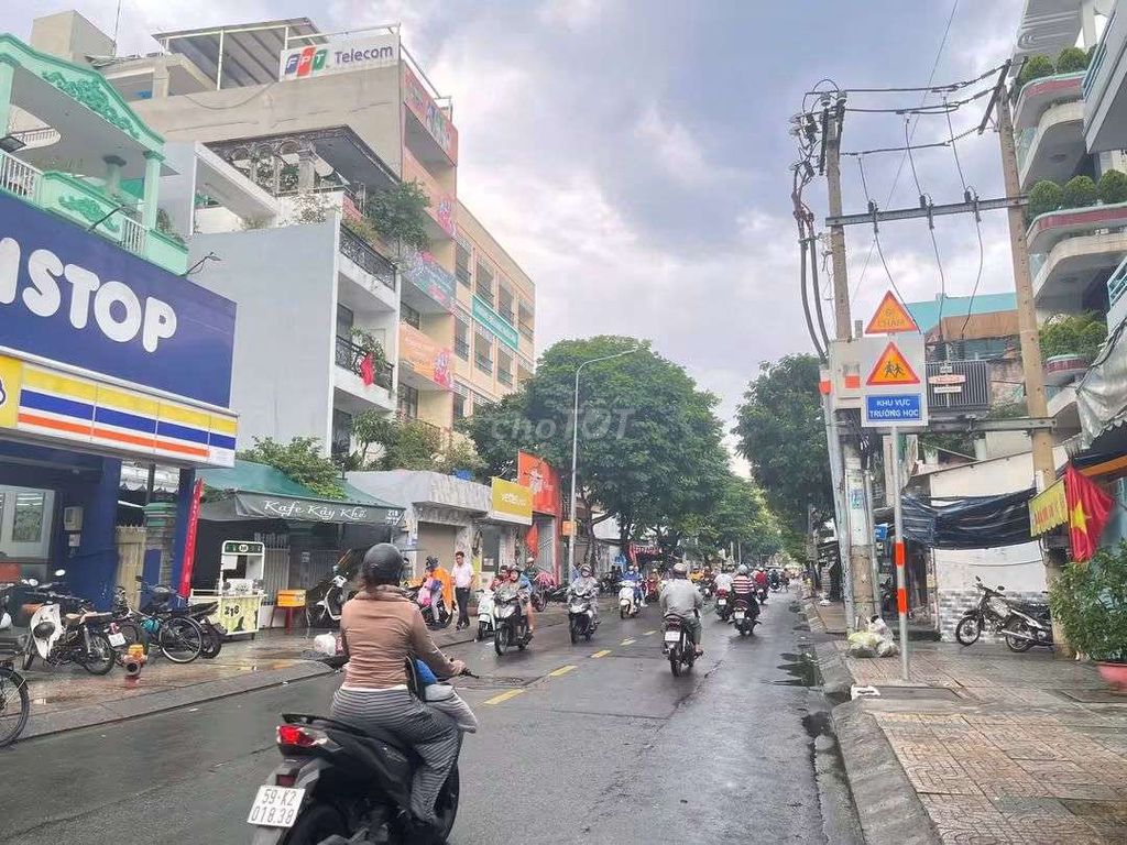 Rent a two-sided corner of Peking Street. Wide margin, three o'clock parking.