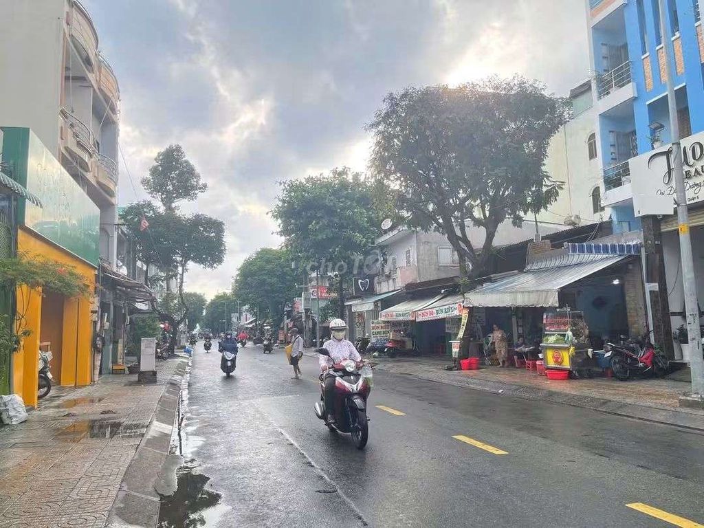 Rent a two-sided corner of Peking Street. Wide margin, three o'clock parking.