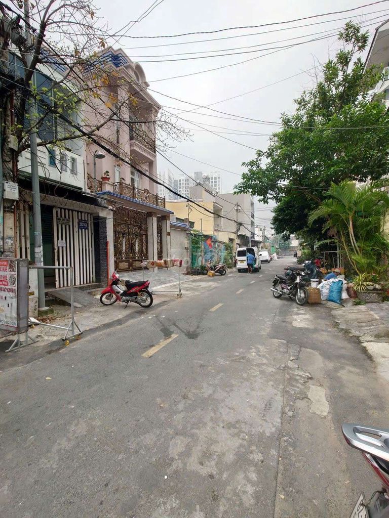 Rent a front house on Tô Hiệu Street.