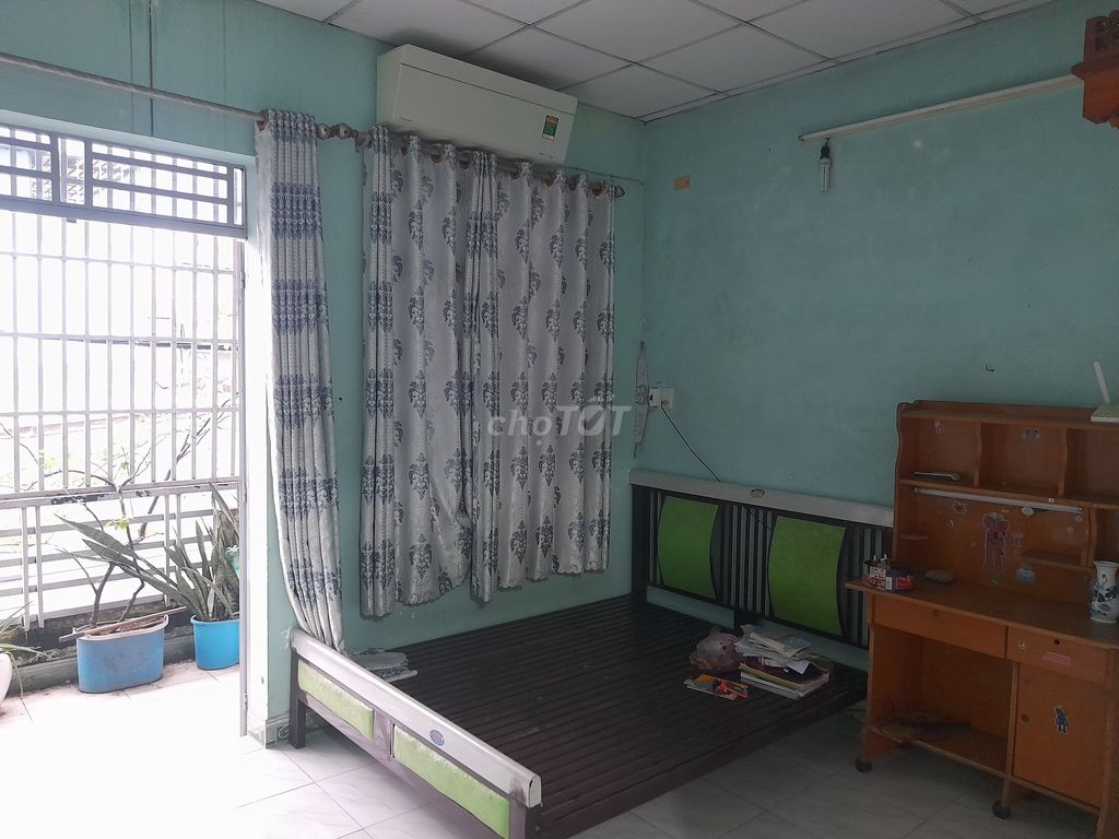 The reason for the Republic is 4 x 12 meters a floor 3 bedrooms full of furniture and air conditioning