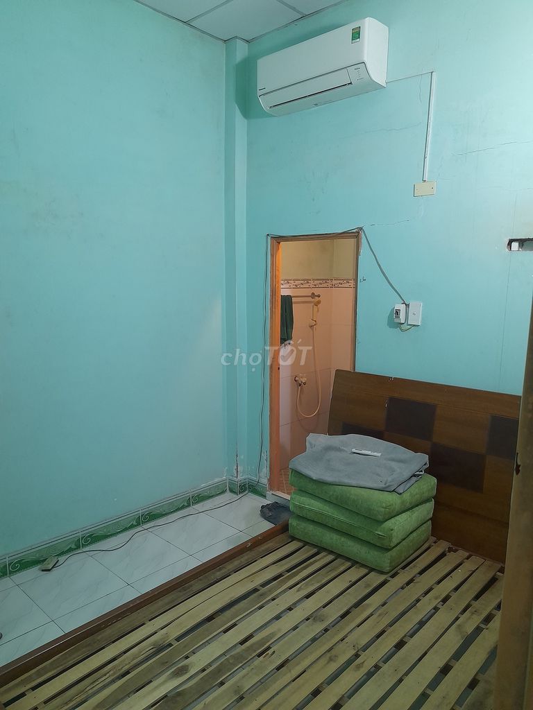 The reason for the Republic is 4 x 12 meters a floor 3 bedrooms full of furniture and air conditioning