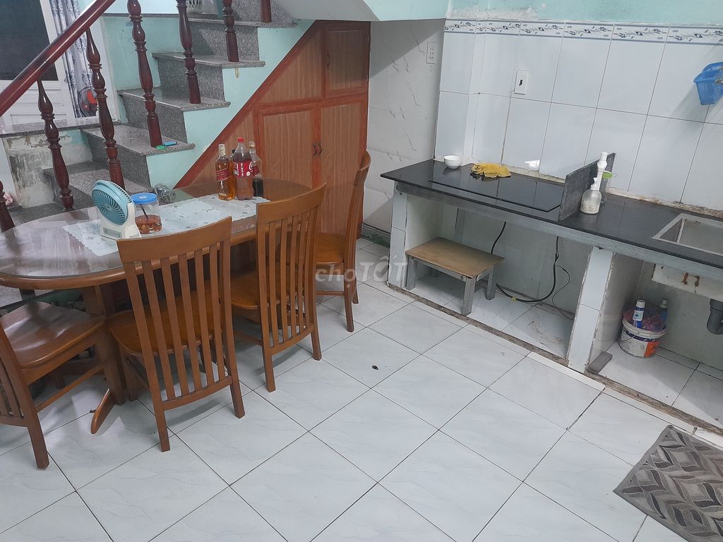 The reason for the Republic is 4 x 12 meters a floor 3 bedrooms full of furniture and air conditioning